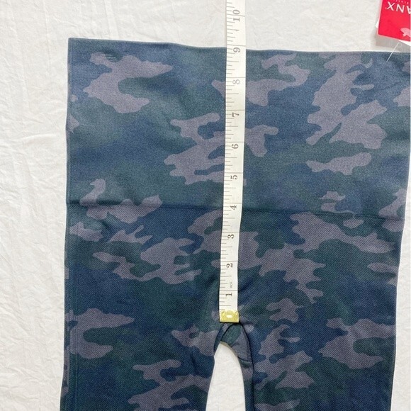 NWT Spanx Look At Me Now Seamless Leggings Black Camo Athleisure Size Small - Picture 12 of 13